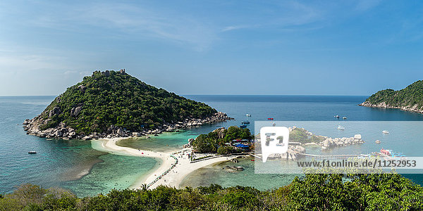 The triple islands of Koh Nang Yuan are connected by a shared sandbar just off the coast of Koh Tao  Thailand  Southeast Asia  Asia