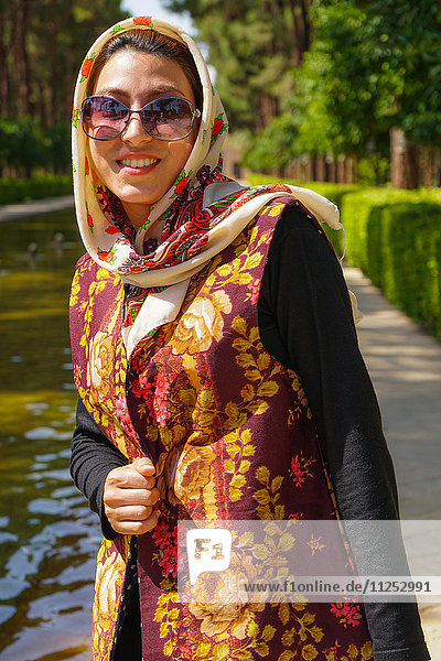 Junge iranische Frau in modischer moderner Kleidung  Bagh-e Dolat Garten  Yazd  Iran  Naher Osten