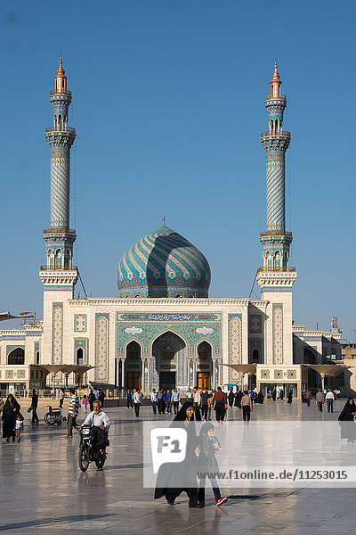 Astane-Platz vor der Imam-Hassan-Moschee  Qom  Iran  Naher Osten