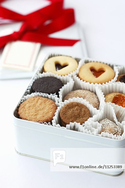 Weisse Geschenkbox mit verschiedenen Cookies und Linzer Plätzchen