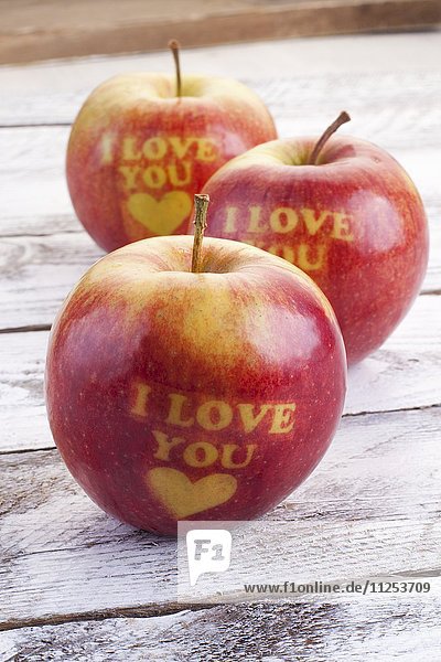 Drei rote Äpfel mit Herz und der Aufschrift Ich liebe dich