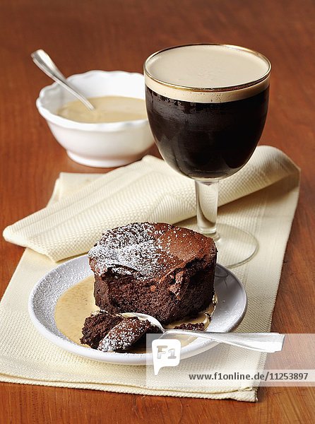 Schokoladentörtchen mit Vanillesauce und Irish Coffee