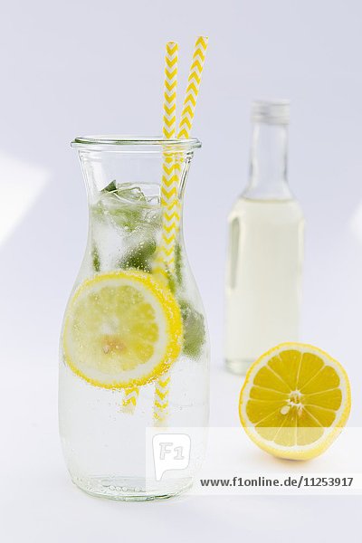 Zitronenlimonade mit Pfefferminze in Glasflasche