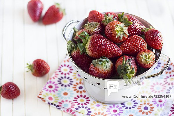 Frische Erdbeeren in Emaillesieb