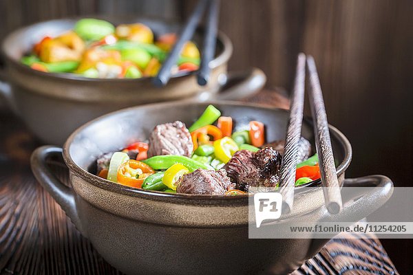 Nudeln mit Rindfleisch und Gemüse für Zwei (Asien)