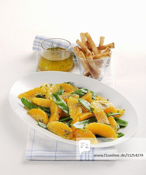 Orangen-Zuckerschoten-Salat mit Brotsticks