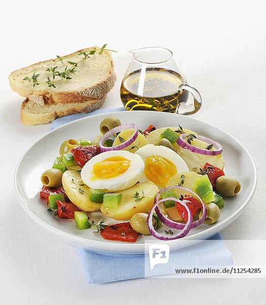 Lauwarmer Kartoffelsalat mit Paprika  Oliven  Zwiebel und weichem Ei