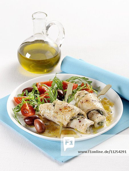 Schwertfisch-Pesto-Röllchen mit Tomaten-Rucola-Salat