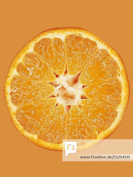 Aufgeschnittene Mandarine vor orangem Hintergrund  Close-Up