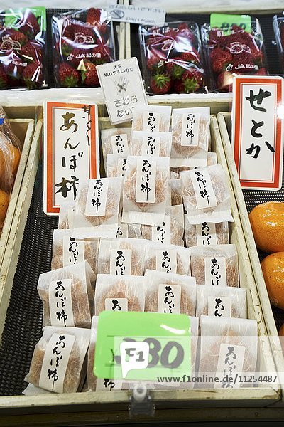Obststand auf dem Nishiki-Markt in Kyoto  Japan