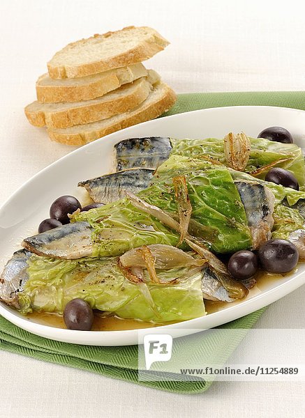 Makrelen im Wirsingmantel mit Oliven