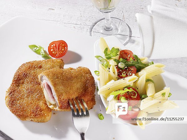 Cordon bleu und Nudelsalat