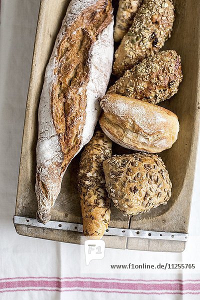 Verschiedene Brote und Brötchen in Holzschale