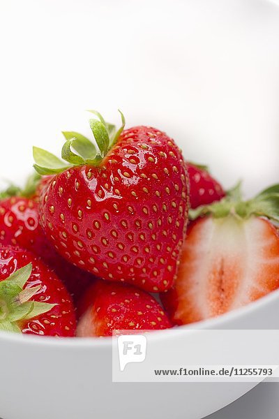 Erdbeeren im Schälchen (Nahaufnahme)