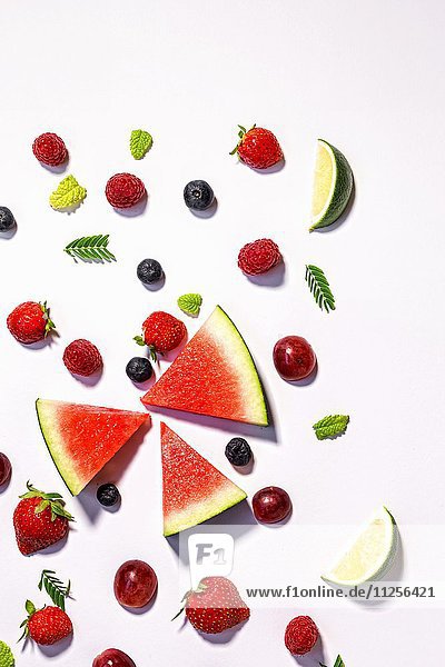 Verschiedene frische Früchte auf weissem Hintergrund (Symbolbild Diät)