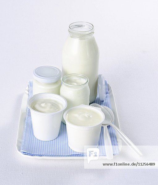 Joghurt in verschiedenen Gläsern und Bechern