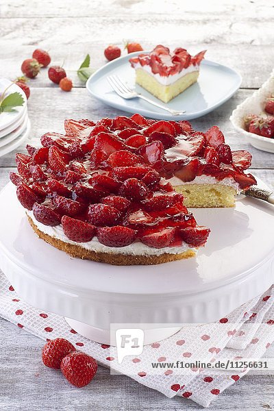 Creamy cheesecake with strawberries
