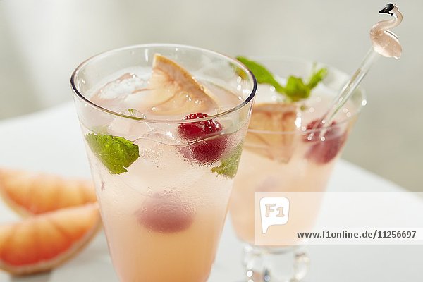 Paloma Cocktails mit Grapefruit  Himbeere  Minze und Eis
