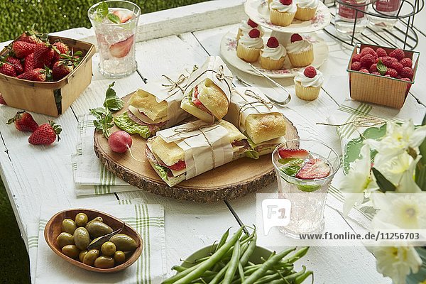 Sandwiches  Salate  Obst und Cupcakes für ein Picknick