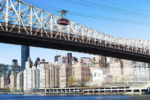 USA  New York State  New York City  Manhattan  Stadtpanorama mit Queensboro Bridge über den East River im Vordergrund