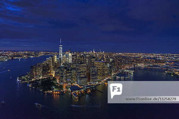 USA  New York  New York City  Manhattan  Luftaufnahme der beleuchteten Skyline mit Hafen bei Nacht