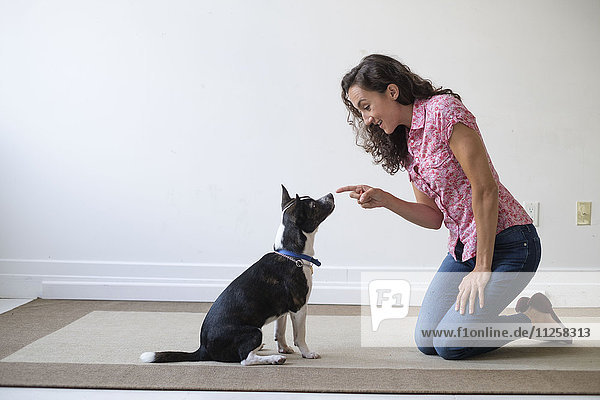 Junge Frau trainiert ihren Hund