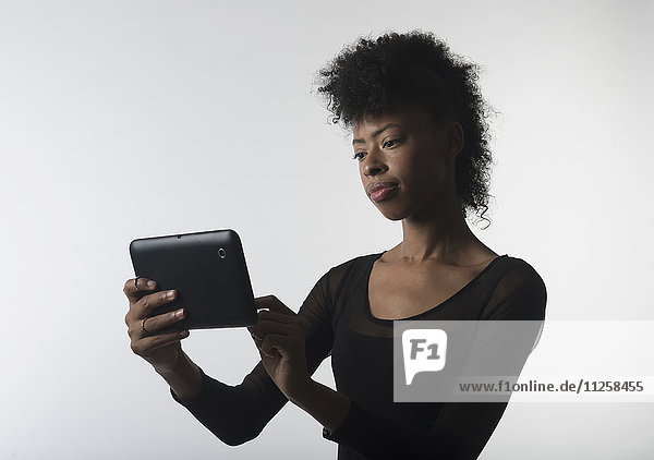 Junge Frau mit digitalem Tablet