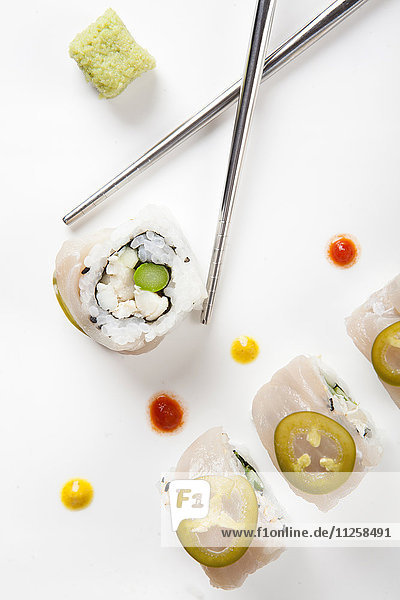 Sushi und Metall-Essstäbchen