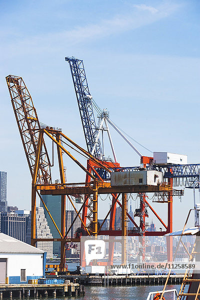 USA  Bundesstaat New York  New York City  Containerkräne in einem Handelsdock