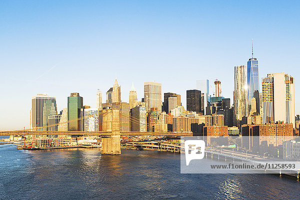 USA  New York State  New York City  Manhattan  Stadtsilhouette mit Brooklyn Bridge