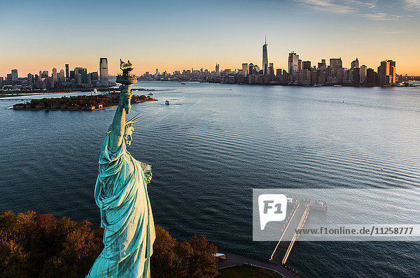 USA  New York State  New York City  Luftaufnahme der Freiheitsstatue bei Sonnenaufgang