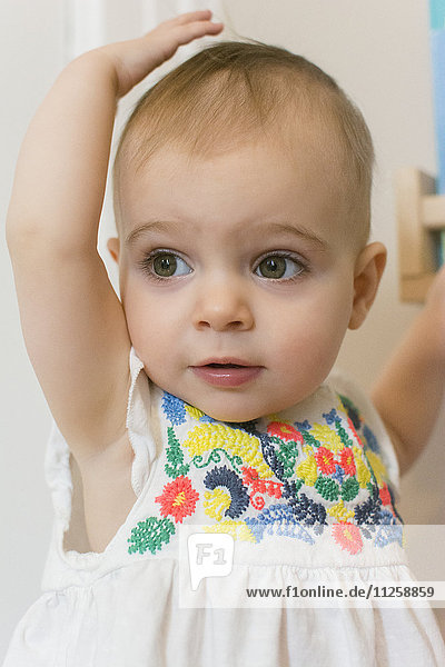 Porträt eines kleinen Mädchens (18-23 Monate)