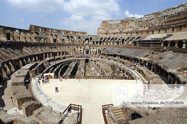 Italien  Rom  Blauer Himmel über dem Kolosseum