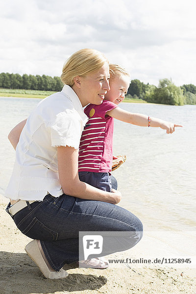 Mutter und Tochter (4-5) mit Blick auf den See