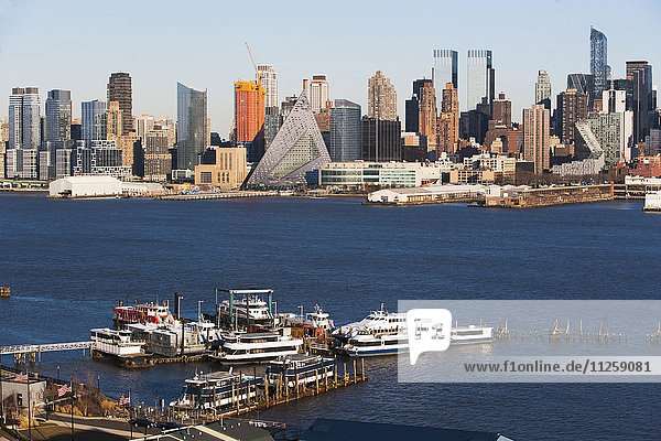 USA  New York State  New York City  Schiffe auf dem Hudson River und Stadtpanorama im Hintergrund