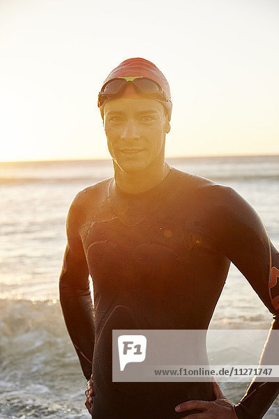 Portrait Triathletenschwimmer im Neoprenanzug in der Meeresbrandung