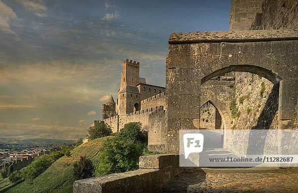Bogeneingang zum Schloss in Carcassonne  Languedoc-Roussillon  Frankreich