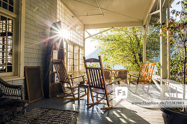 Reflexion der Sonne auf einer Veranda mit Schaukelstühlen