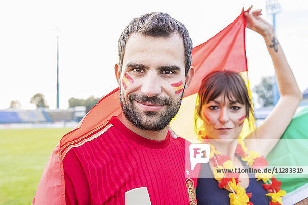 Porträt von Fußballfans mit Gesichtsbemalung