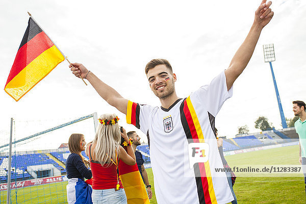 Deutscher Fußballfan schwenkt Fahne