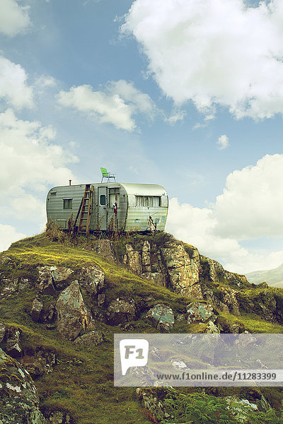 Wohnmobil auf einem Hügel in grüner Landschaft