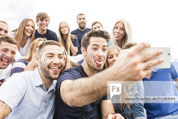 Fußballfans machen ein Selfie