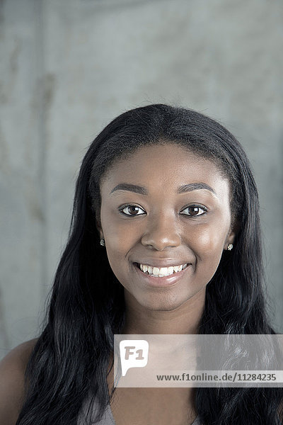 Porträt einer lächelnden schwarzen Frau