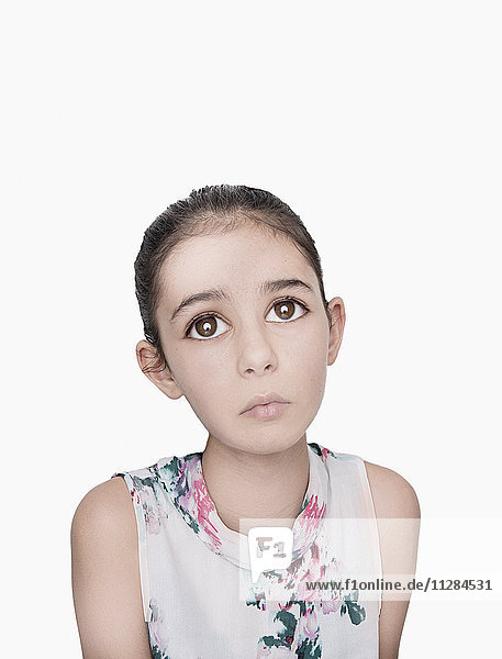 Porträt eines traurigen gemischtrassigen Mädchens mit großen Augen