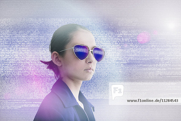 Mixed-Race-Mädchen mit herzförmiger Sonnenbrille in der Datenwolke