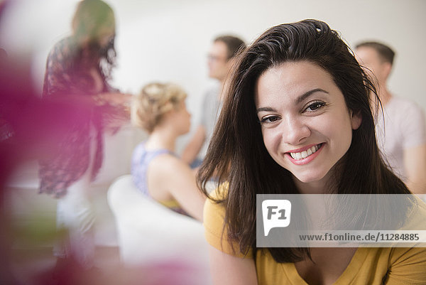 Porträt einer lächelnden Frau auf einer Party