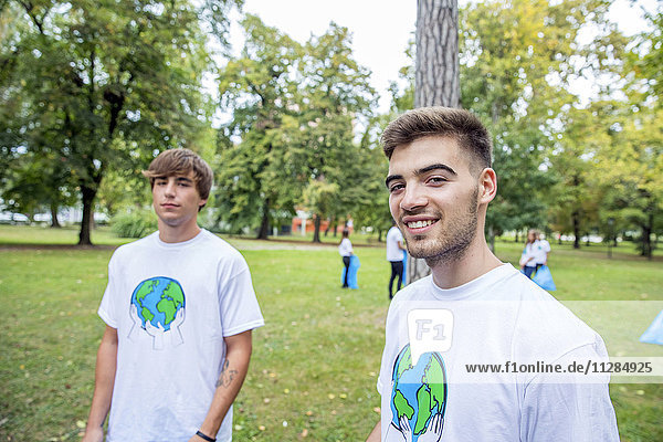 Freiwillige Jugendliche bei der Müllsäuberung im Park