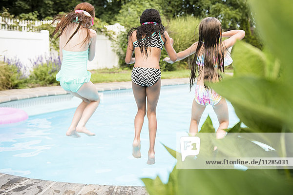 Mädchen springen ins Schwimmbad