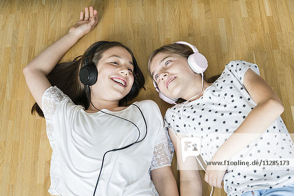 Teenager-Mädchen hören Musik mit Kopfhörern