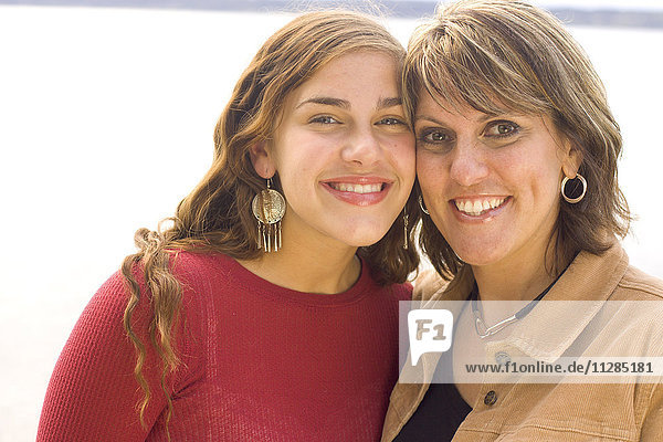 Porträt einer lächelnden Mutter und Tochter